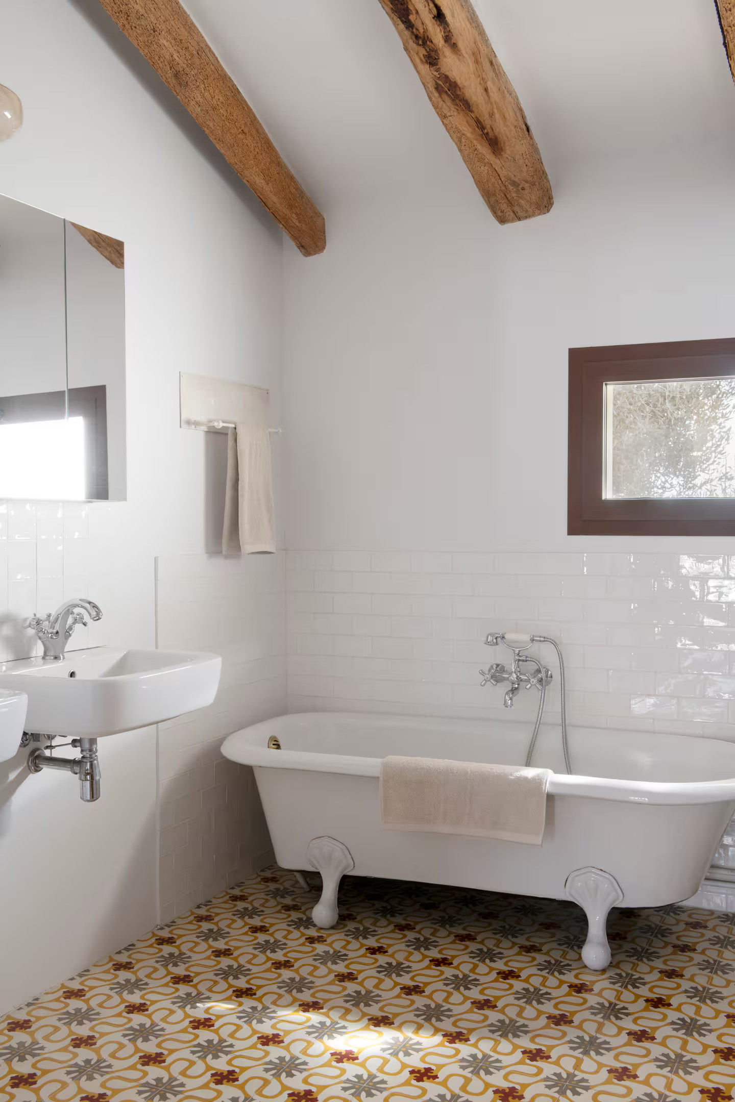 retro bathroom with beams Casa Maltesa