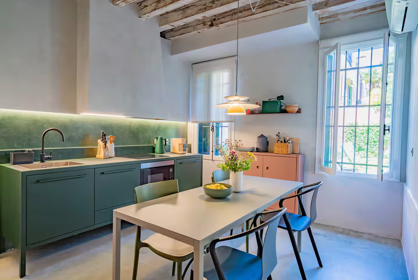 cuisine avec poutres verte et blanche design maison à Venise Casa della Sensa