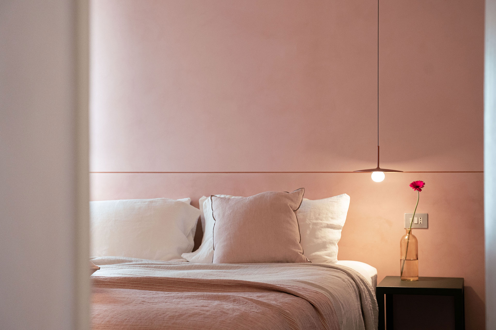 pink bedroom house in Venice Casa della Sensa pink bedroom house in Venice Casa della Sensa