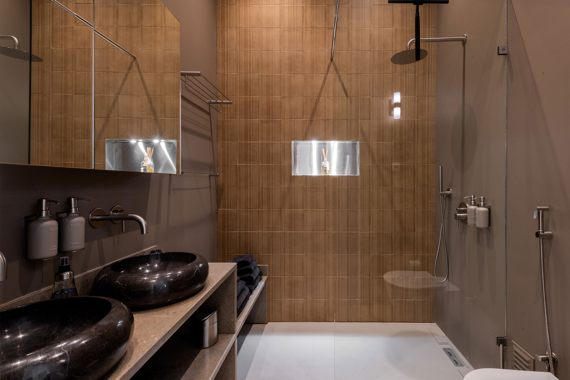 brown tiled bathroom Casa Dima Algarve