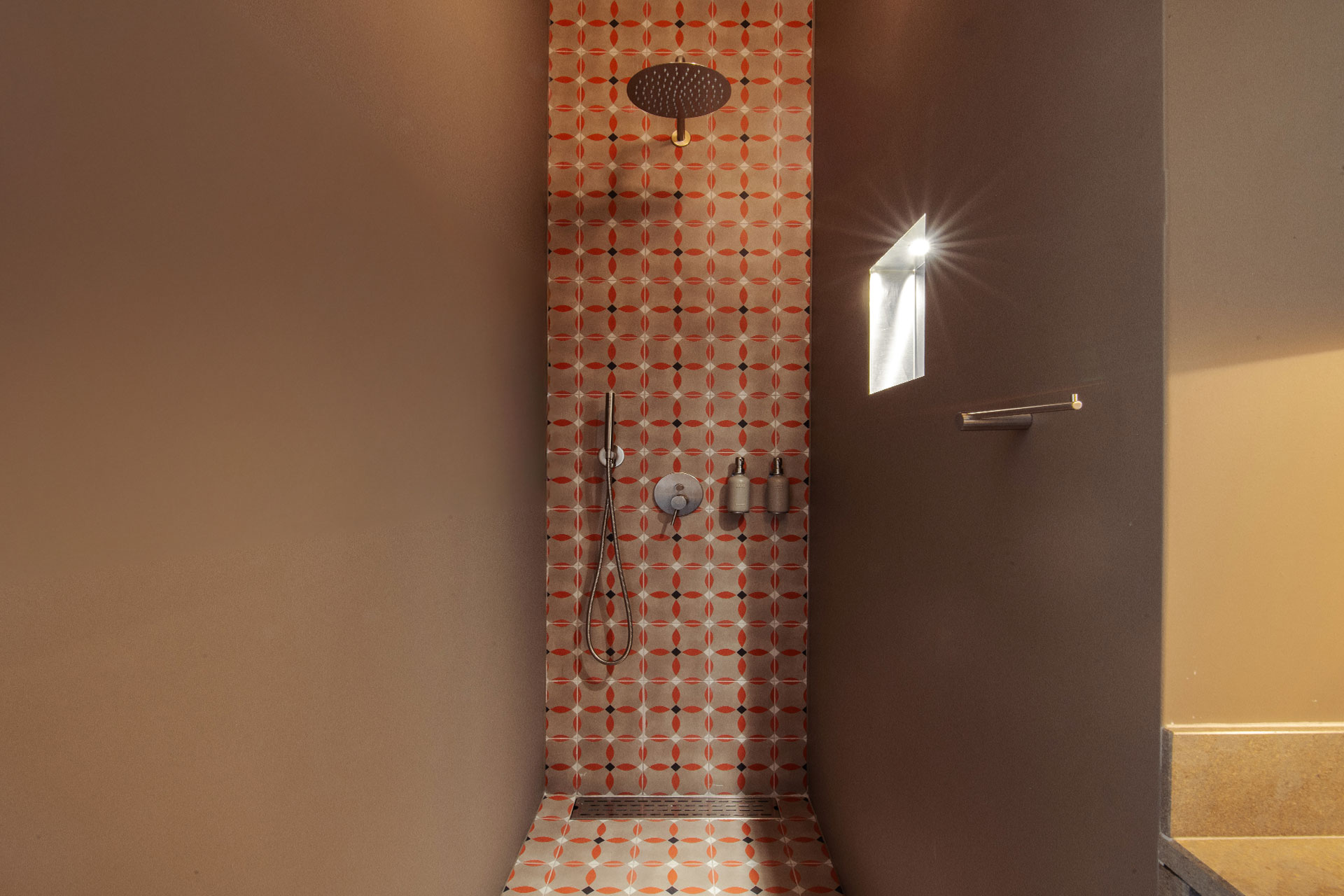 brown and red tiled bathroom Casa Dima Algarve