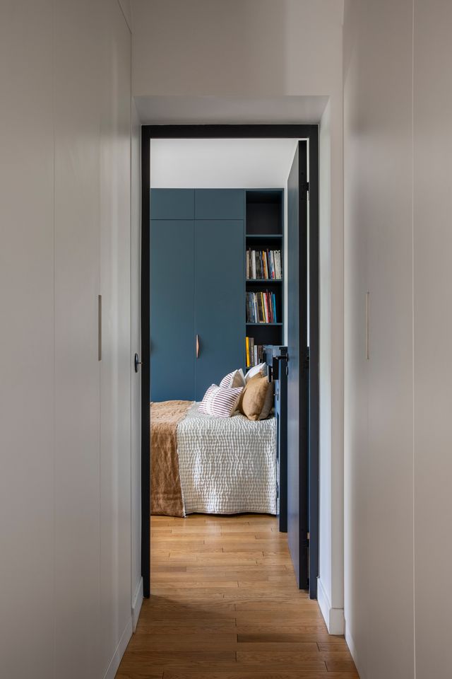 bedroom contemporay decor 1930s house renovated near Paris Photo: ©Pauline Legoff bedroom contemporay decor 1930s house renovated near Paris Photo: ©Pauline Legoff