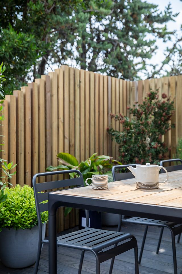 terrace with dining room contemporay decor Photo: ©Pauline Legoff terrace with dining room contemporay decor Photo: ©Pauline Legoff