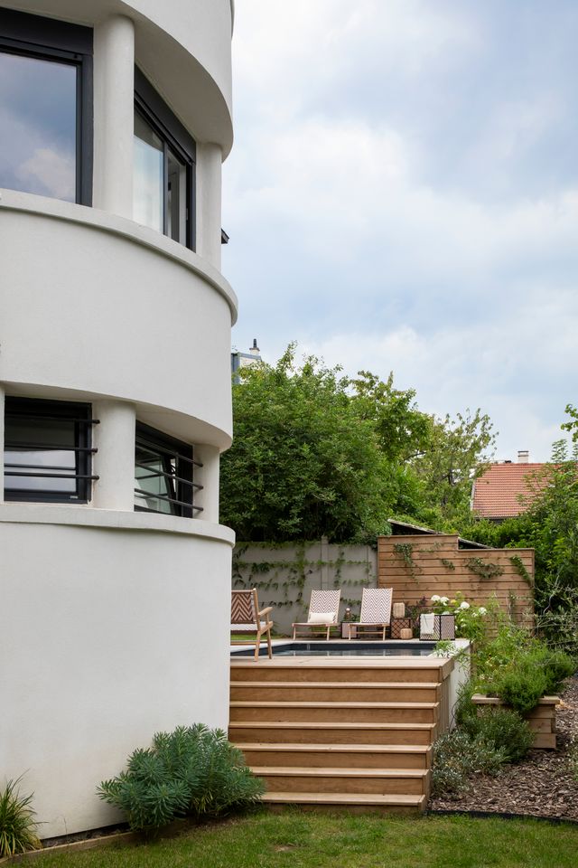 garden with pool Art Deco house near Paris Photo: ©Pauline Legoff garden with pool Art Deco house near Paris Photo: ©Pauline Legoff