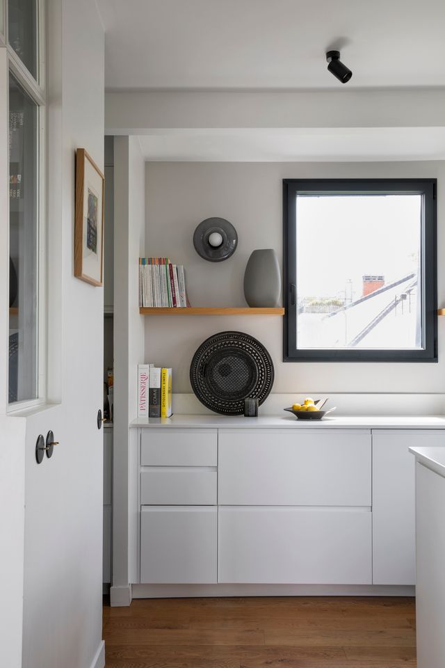 white kitchen contemporay decor 1930s house renovated near Paris Photo: ©Pauline Legoff white kitchen contemporay decor 1930s house renovated near Paris Photo: ©Pauline Legoff