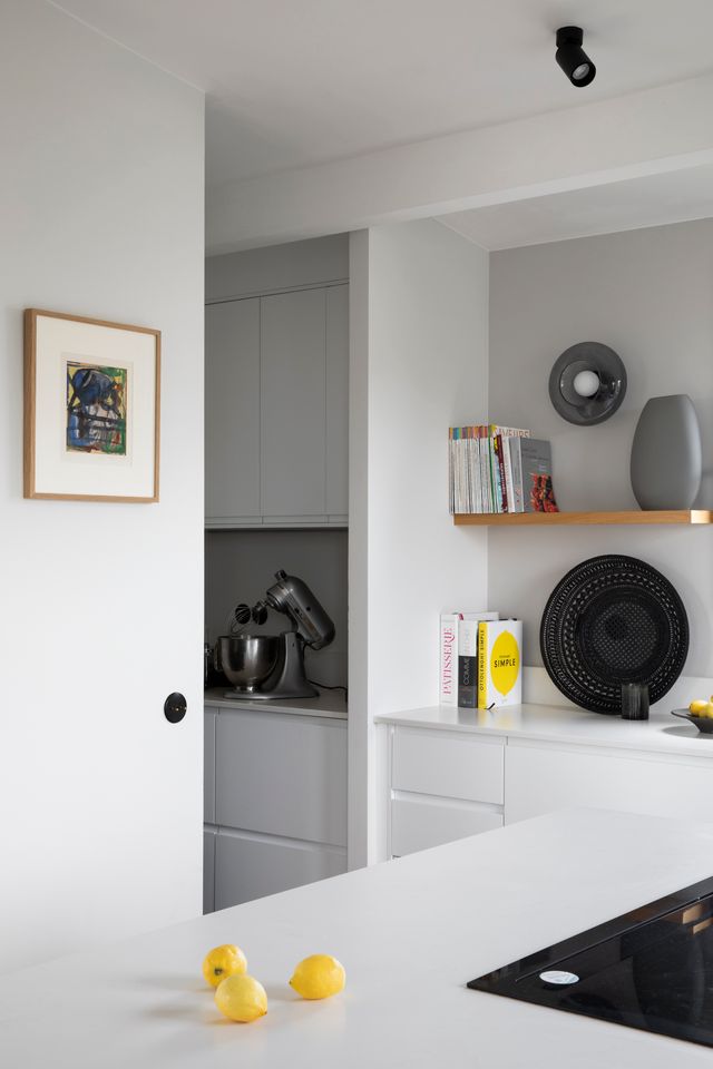 white kitchen contemporay decor 1930s house renovated near Paris Photo: ©Pauline Legoff white kitchen contemporay decor 1930s house renovated near Paris Photo: ©Pauline Legoff