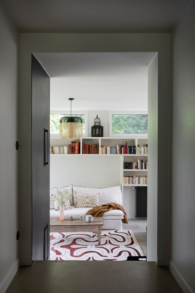 living room contemporay decor 1930s house renovated near Paris Photo: ©Pauline Legoff living room contemporay decor 1930s house renovated near Paris Photo: ©Pauline Legoff