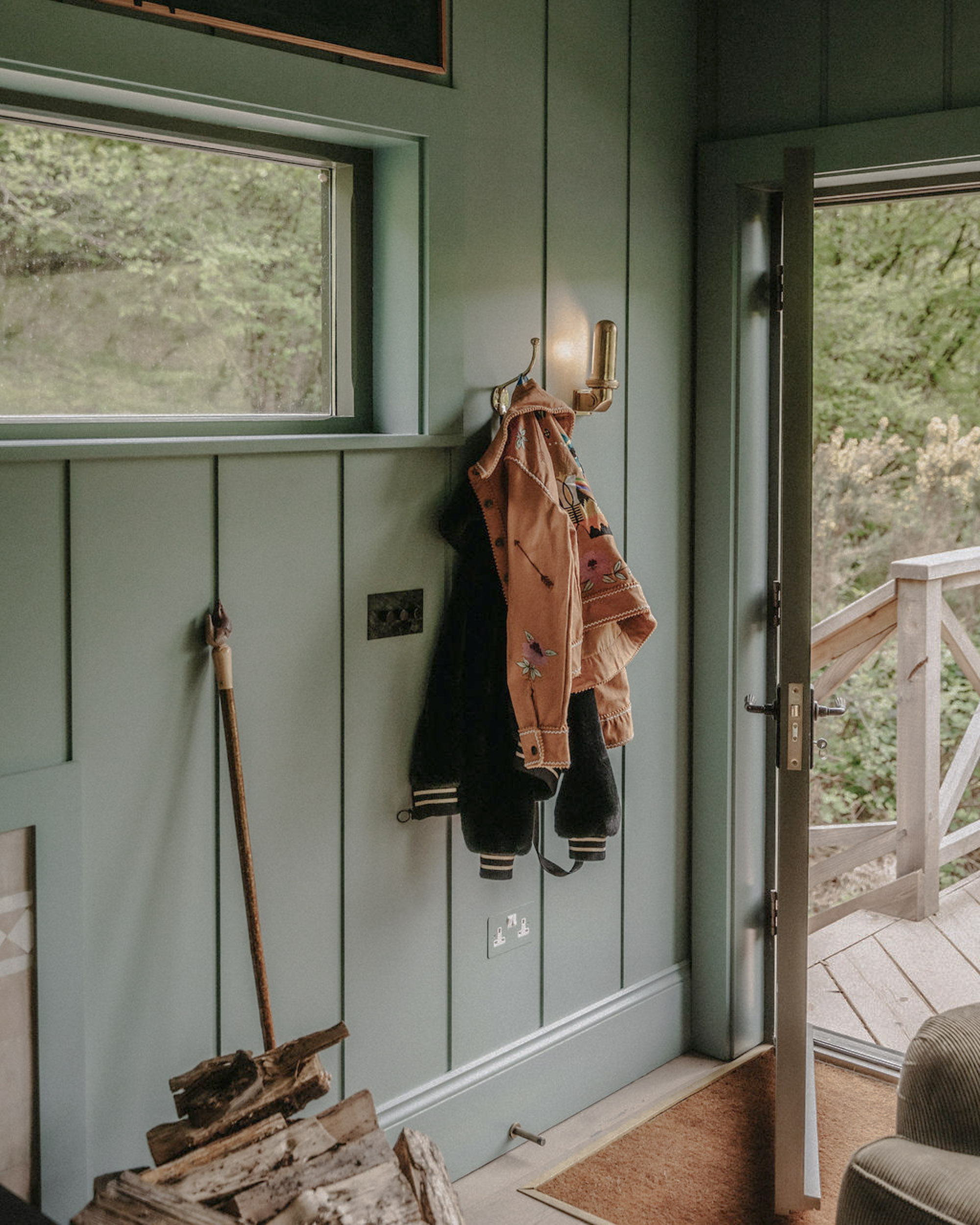 entryway small house UKAI by HÁM Interiors