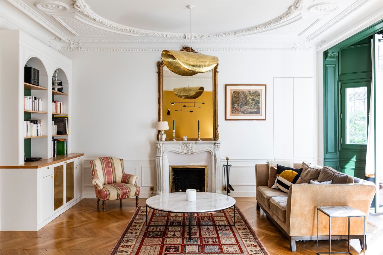 living room contemporary decor marble period fireplace with mirror haussman-style apartment Paris Photo: ©Julien Pepy living room contemporary decor marble period fireplace with mirror haussman-style apartment Paris Photo: ©Julien Pepy