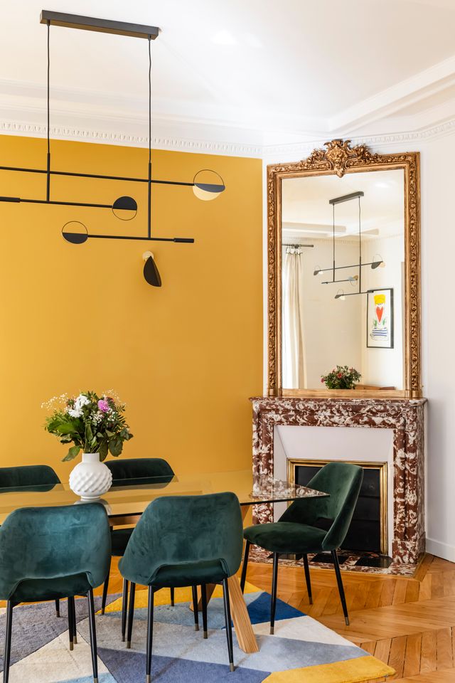 dining room yellow wall contemporary decor marble period fireplace with mirror haussman-style apartment Paris Photo: ©Julien Pepy dining room yellow wall contemporary decor marble period fireplace with mirror haussman-style apartment Paris Photo: ©Julien Pepy