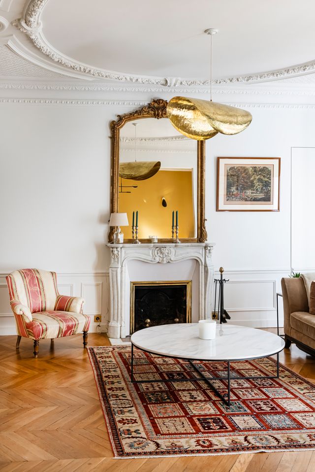 living room contemporary decor marble period fireplace with mirror haussman-style apartment Paris Photo: ©Julien Pepy living room contemporary decor marble period fireplace with mirror haussman-style apartment Paris Photo: ©Julien Pepy