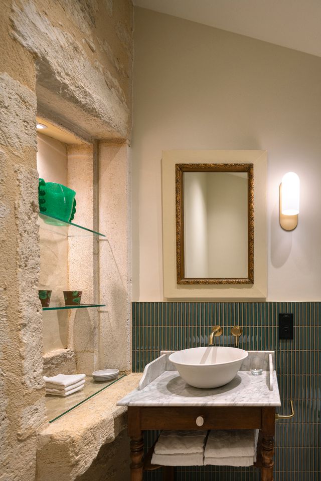green tiled bathroom classic style La Maison Cardinale Photo: ©Studio Prigent Bordeaux green tiled bathroom classic style La Maison Cardinale Photo: ©Studio Prigent Bordeaux