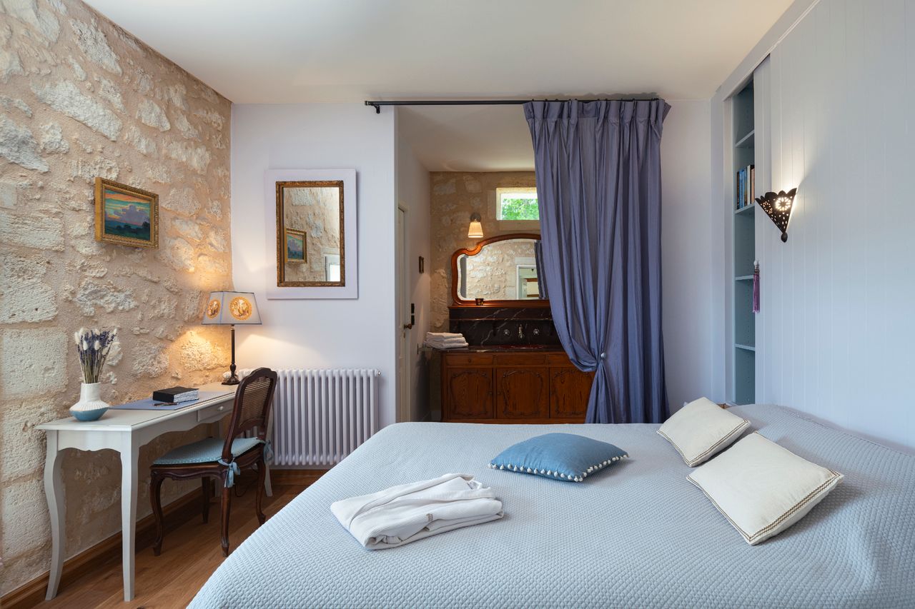 lavender blue bedroom classic style La Maison Cardinale Photo: ©Studio Prigent Bordeaux lavender blue bedroom classic style La Maison Cardinale Photo: ©Studio Prigent Bordeaux