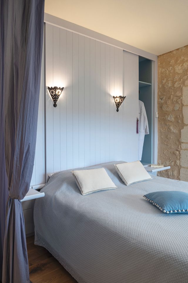 lavender blue bedroom classic style La Maison Cardinale Photo: ©Studio Prigent Bordeaux lavender blue bedroom classic style La Maison Cardinale Photo: ©Studio Prigent Bordeaux