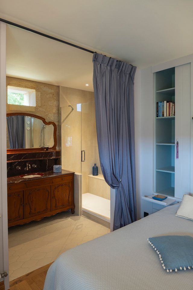 lavender blue bedroom classic style with bathroom La Maison Cardinale Photo: ©Studio Prigent Bordeaux lavender blue bedroom classic style with bathroom La Maison Cardinale Photo: ©Studio Prigent Bordeaux