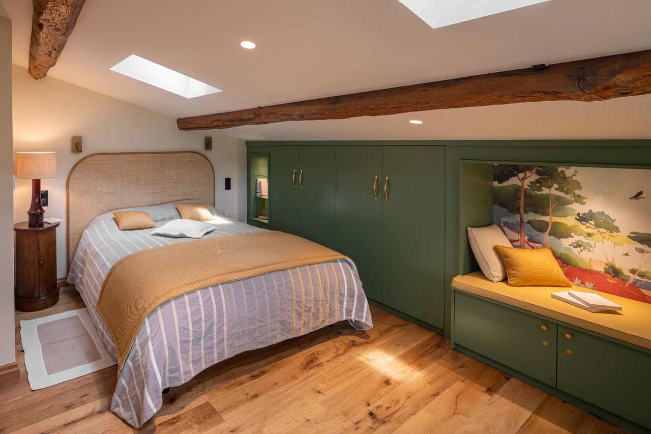 bedroom with panoramic wallpaper Isidore Leroy and desk in small stone house in Bordeaux bedroom with panoramic wallpaper Isidore Leroy and desk in small stone house in Bordeaux's vineyards La Maison Cardinale Photo: ©Studio Prigent Bordeaux