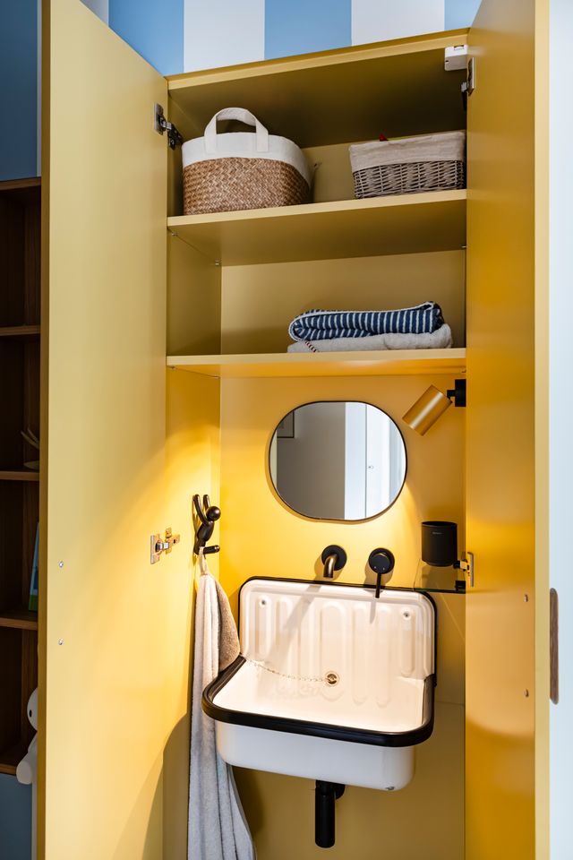 hiden yellow bathroom in cupboard Photo: ©Julien Pepy hiden yellow bathroom in cupboard Photo: ©Julien Pepy