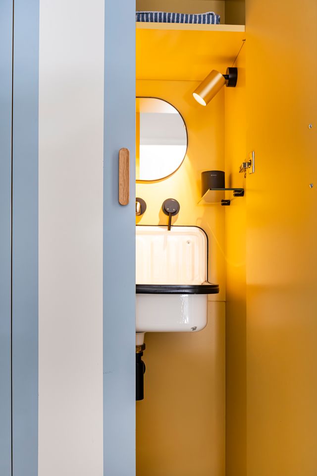 hiden yellow bathroom in cupboard Photo: ©Julien Pepy hiden yellow bathroom in cupboard Photo: ©Julien Pepy