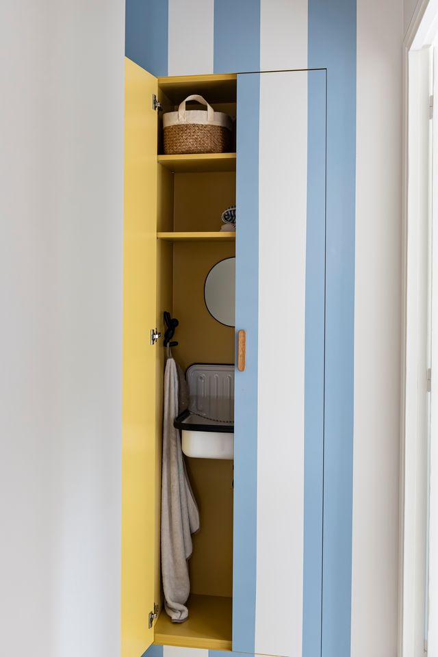 blue and white child bedroom with hiden bathroom in cupboard Photo: ©Julien Pepy blue and white child bedroom with hiden bathroom in cupboard Photo: ©Julien Pepy