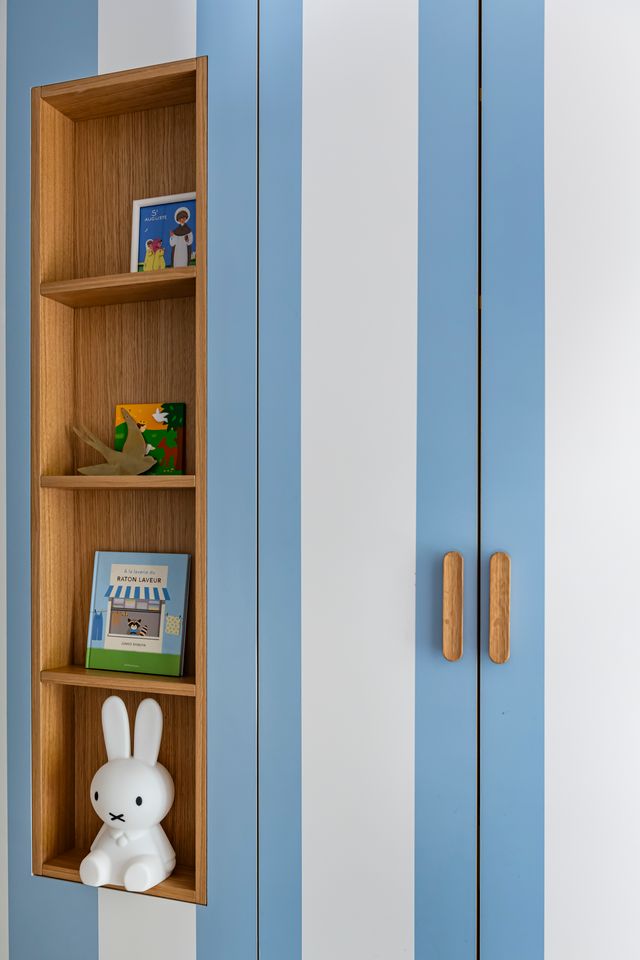 blue and white child bedroom Photo: ©Julien Pepy blue and white child bedroom Photo: ©Julien Pepy