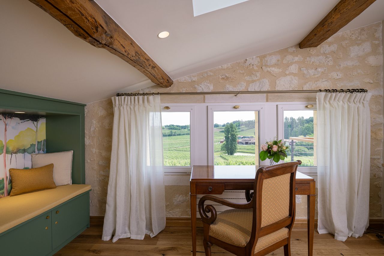 bedroom with panoramic wallpaper Isidore Leroy and desk in small stone house in Bordeaux bedroom with panoramic wallpaper Isidore Leroy and desk in small stone house in Bordeaux's vineyards La Maison Cardinale Photo: ©Studio Prigent Bordeaux