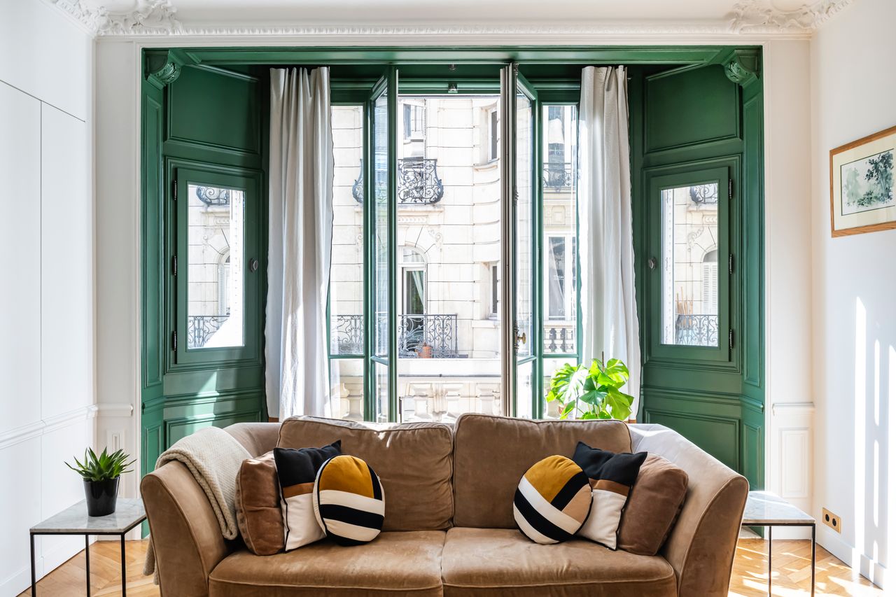 living room contemporary decor haussman-style apartment Paris Photo: ©Julien Pepy living room contemporary decor haussman-style apartment Paris Photo: ©Julien Pepy