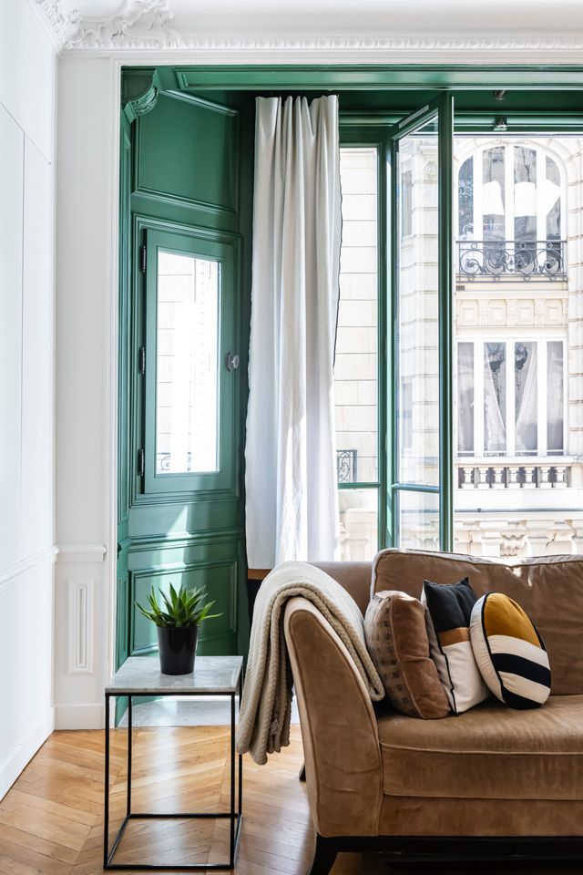 living room contemporary decor with mirror haussman-style apartment Paris Photo: ©Julien Pepy living room contemporary decor with mirror haussman-style apartment Paris Photo: ©Julien Pepy