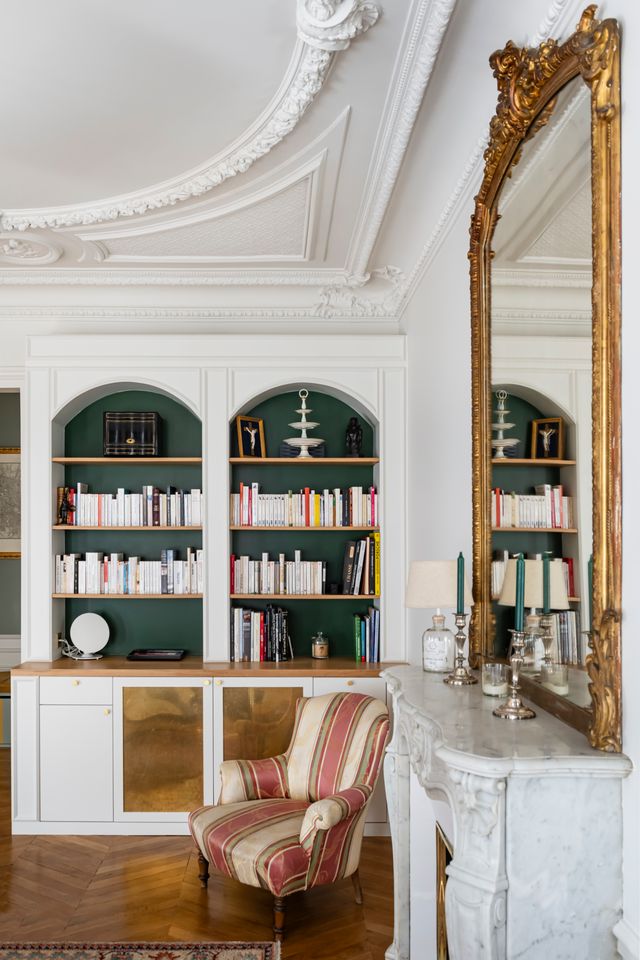 living room contemporary decor marble period fireplace with mirror haussman-style apartment Paris Photo: ©Julien Pepy living room contemporary decor marble period fireplace with mirror haussman-style apartment Paris Photo: ©Julien Pepy