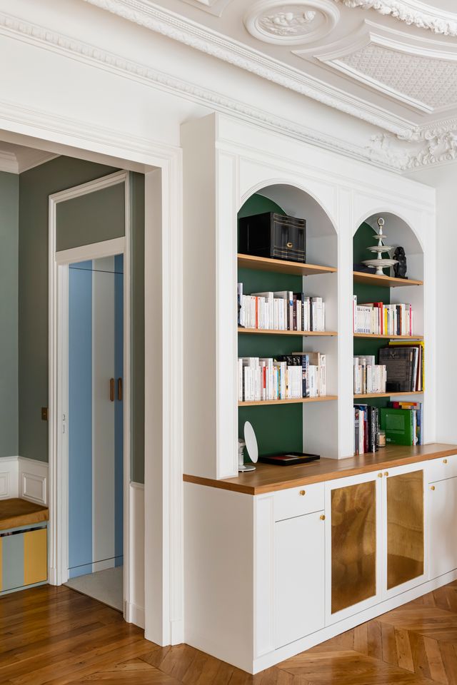 living room contemporary decor bespoke library haussman-style apartment Paris Photo: ©Julien Pepy living room contemporary decor bespoke library haussman-style apartment Paris Photo: ©Julien Pepy