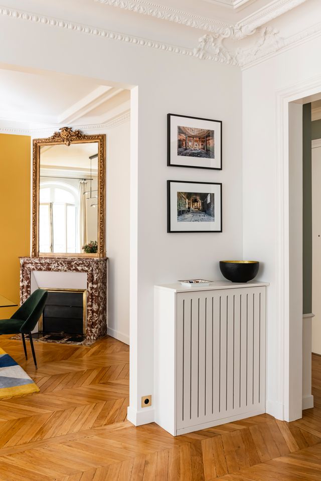 entryway and dining room contemporary decor marble period fireplace with mirror haussman-style apartment Paris Photo: ©Julien Pepy entryway and dining room contemporary decor marble period fireplace with mirror haussman-style apartment Paris Photo: ©Julien Pepy