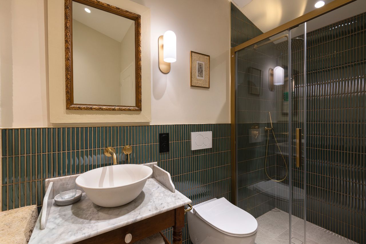 green tiled bathroom classic style La Maison Cardinale Photo: ©Studio Prigent Bordeaux green tiled bathroom classic style La Maison Cardinale Photo: ©Studio Prigent Bordeaux