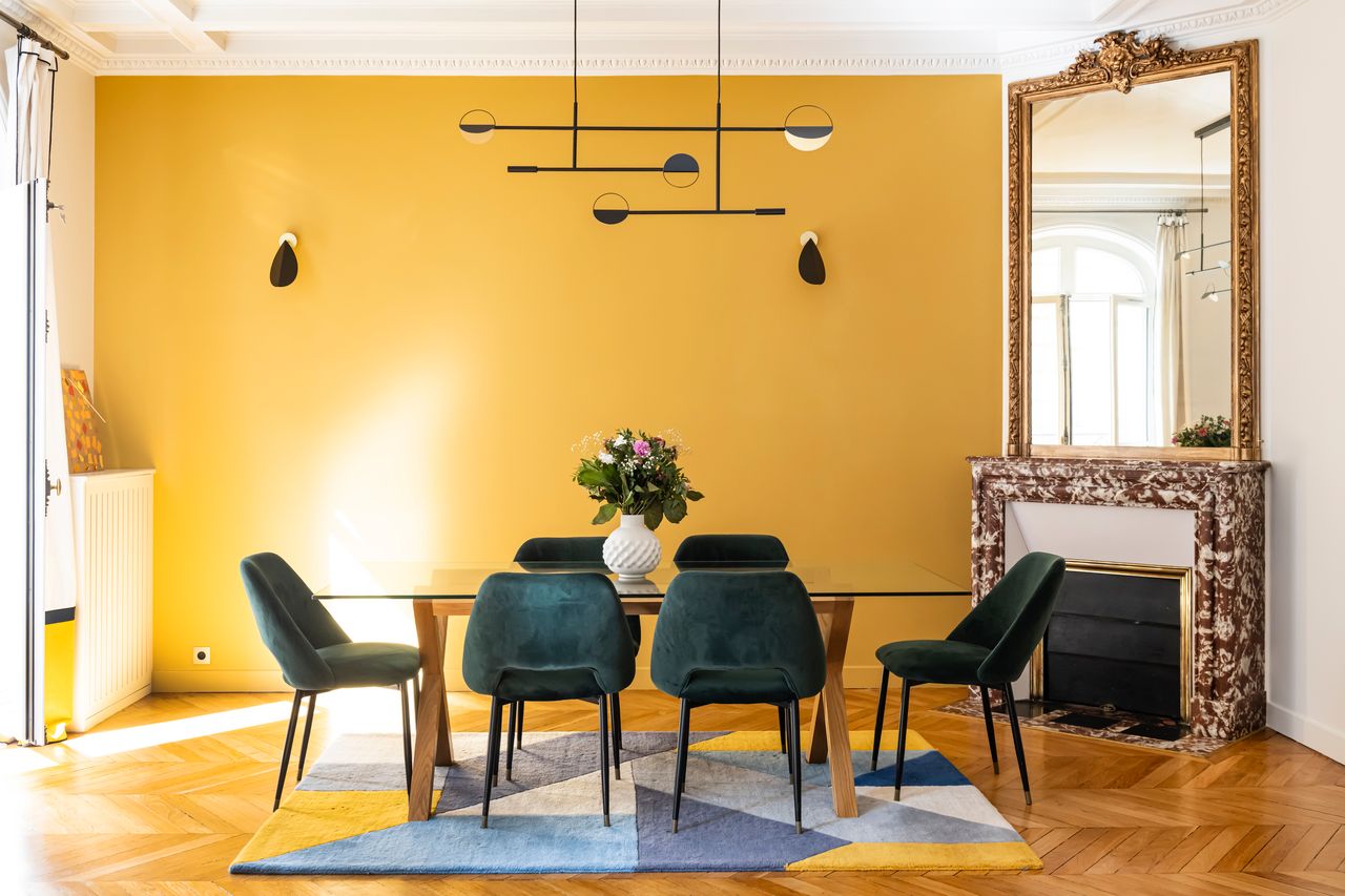 dining room yellow wall contemporary decor marble period fireplace with mirror haussman-style apartment Paris Photo: ©Julien Pepy dining room yellow wall contemporary decor marble period fireplace with mirror haussman-style apartment Paris Photo: ©Julien Pepy