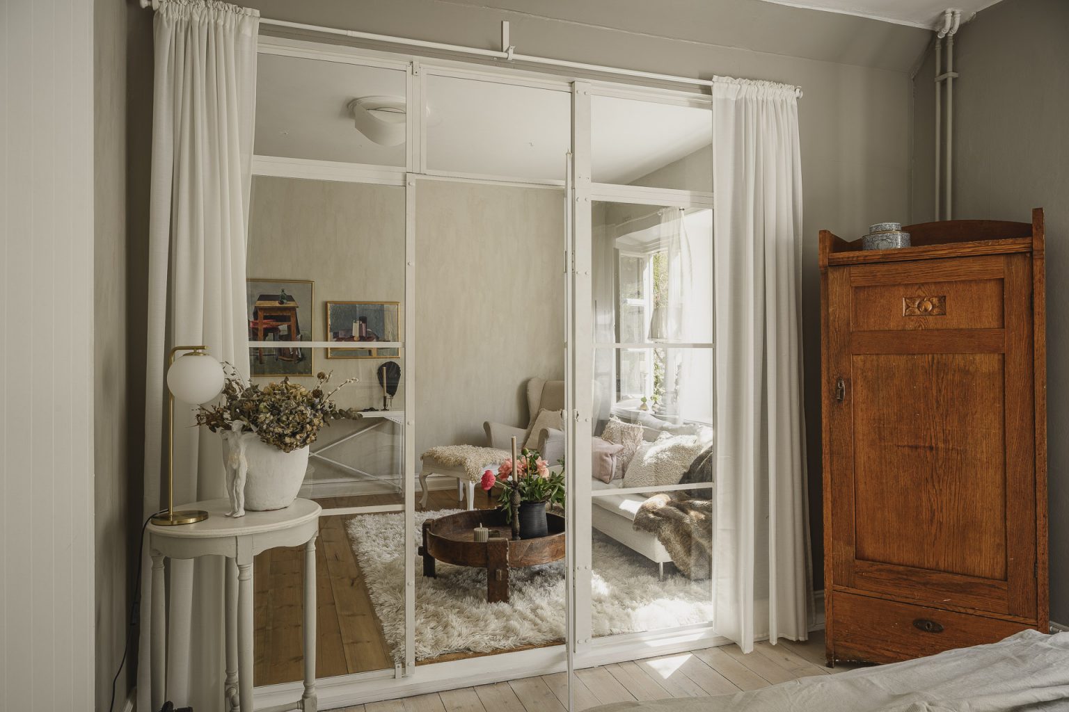 salon et chambre murs enduits décoration scandinave beige avec verrière blanche