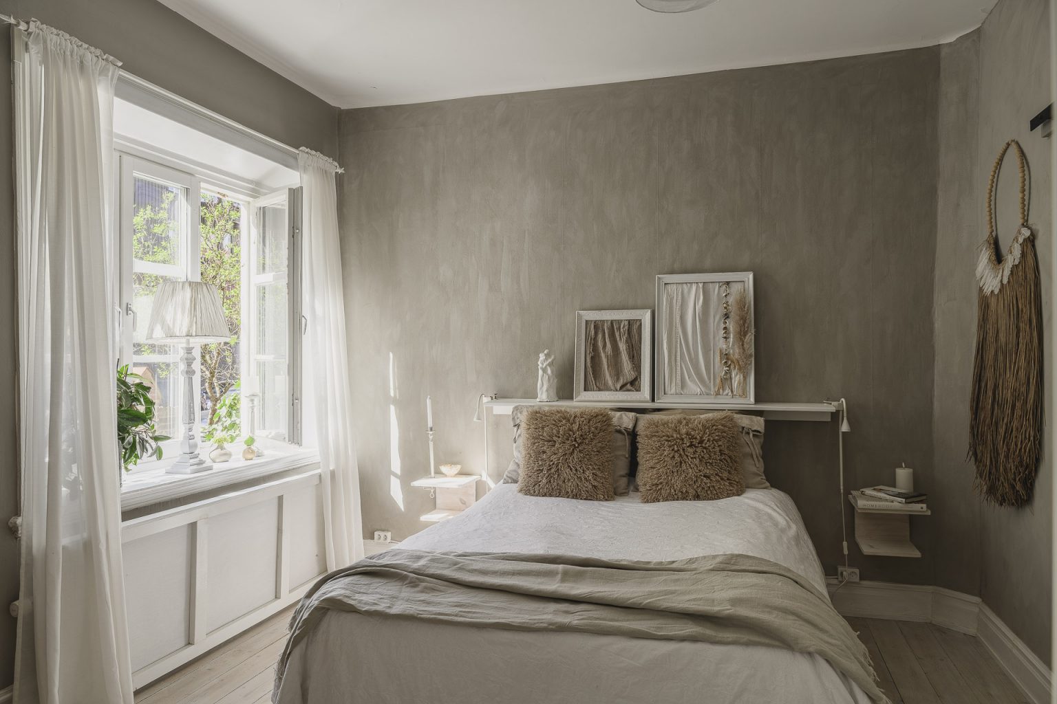 chambre murs enduits décoration scandinave beige avec verrière blanche