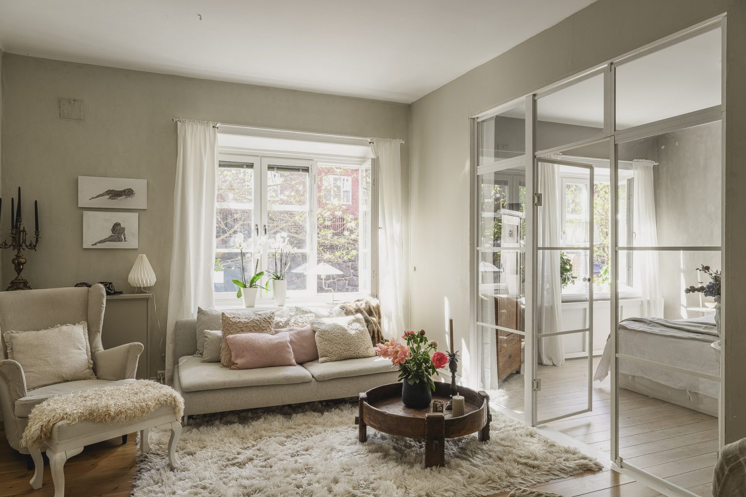 salon décoration scandinave beige avec verrière blanche