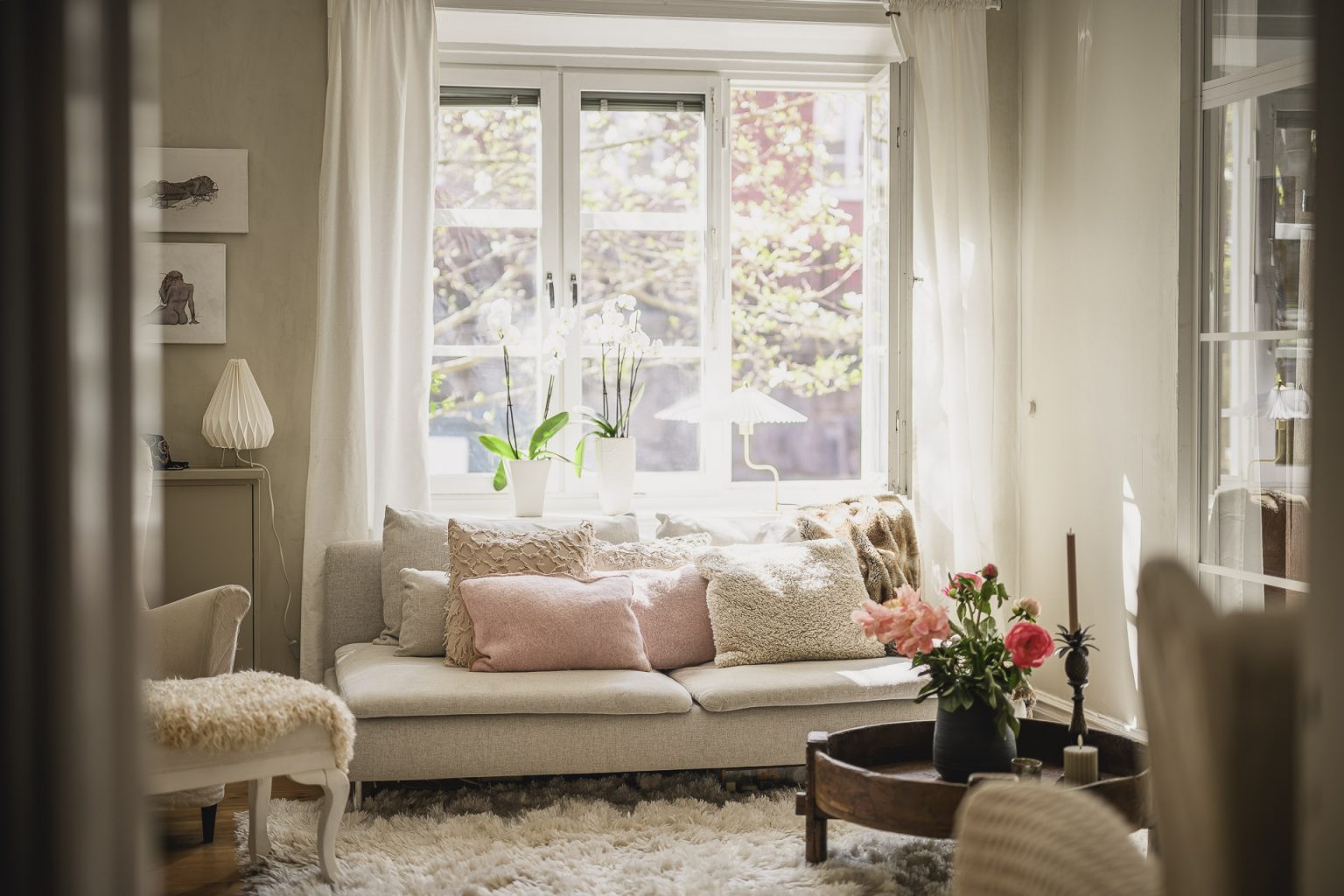 salon décoration scandinave beige avec verrière blanche