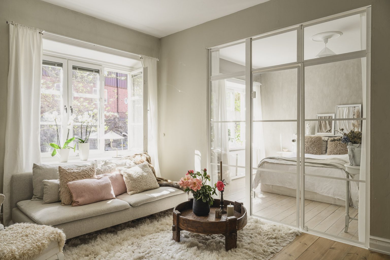 chambre et salon décoration scandinave beige avec verrière blanche