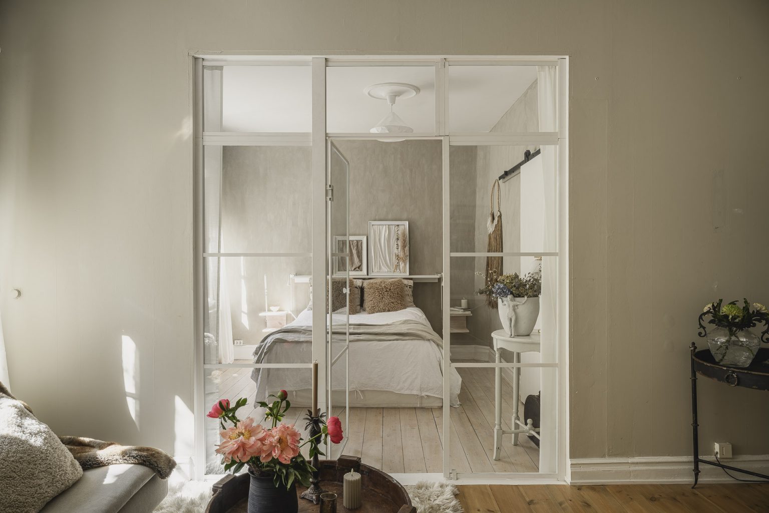 chambre et salon décoration scandinave beige avec verrière blanche
