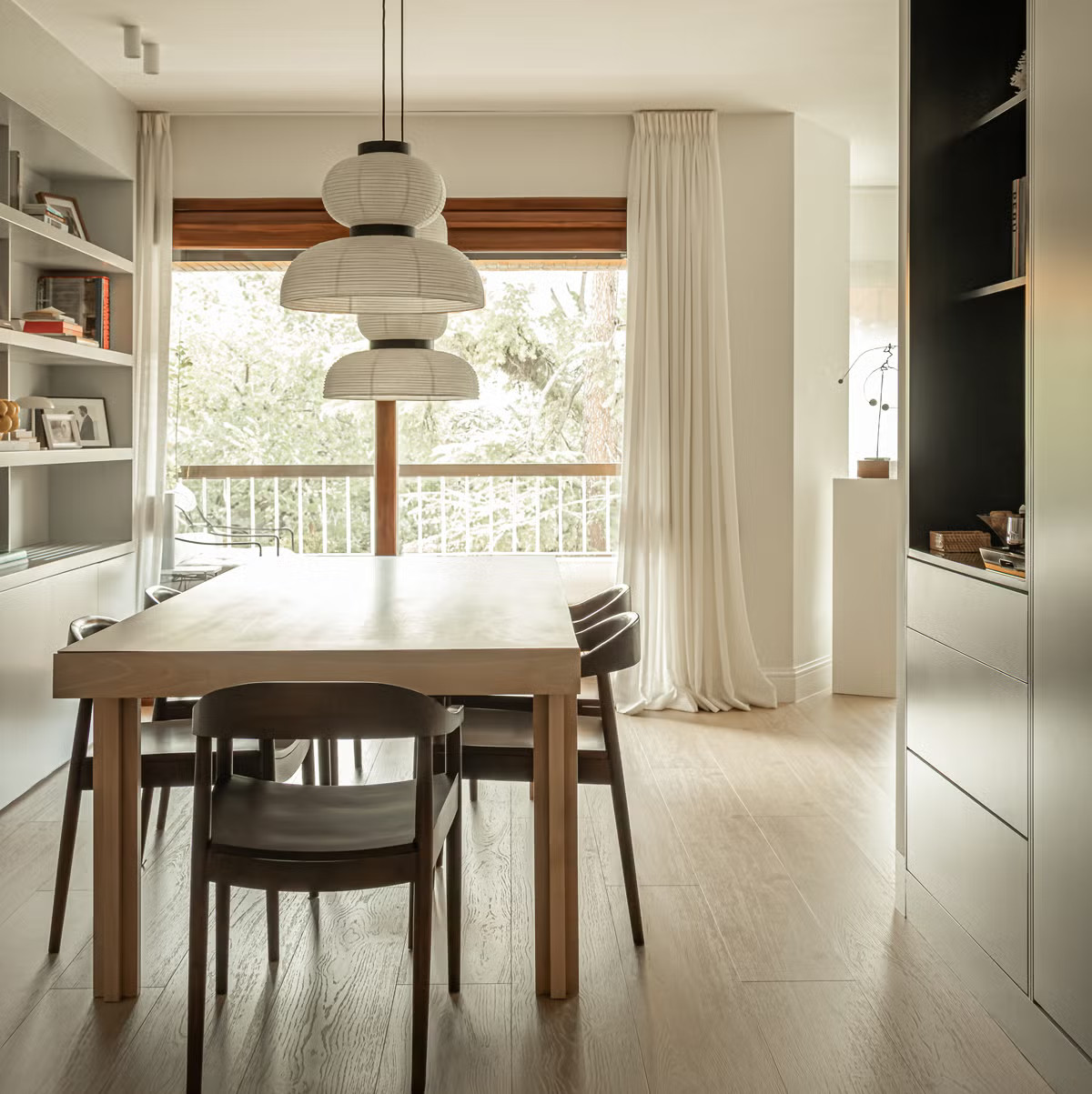 dining room contemporary decor apartement in central Madrid dining room contemporary decor apartement in central Madrid