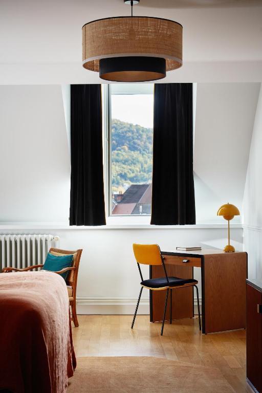 attic bedroom with desk La Closerie des Capucines