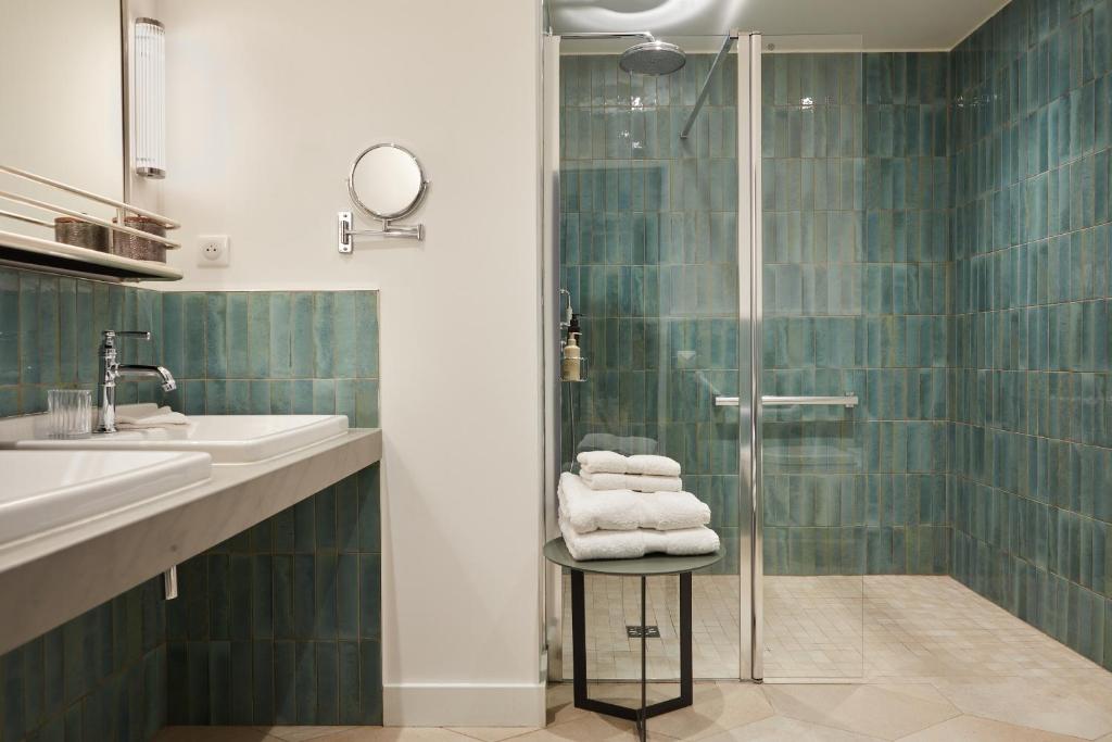 green and white bathroom La Closerie des Capucines