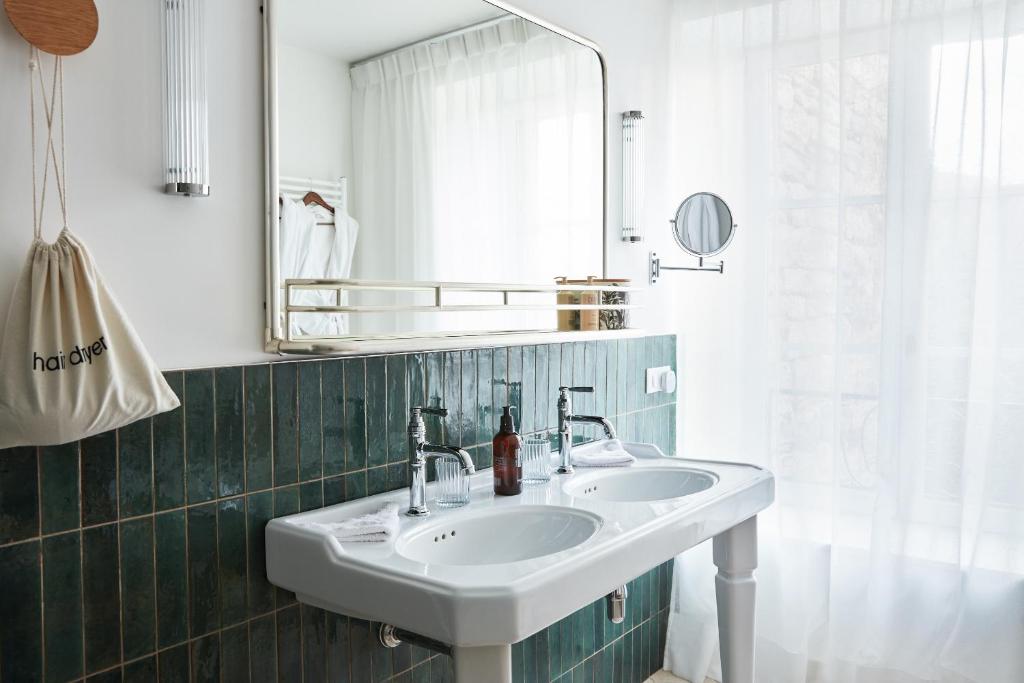 vintage bathroom 18th-century house France Arbois Jura La Closerie des Capucines