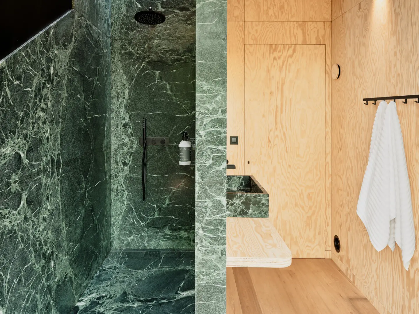 salle de bain marbre vert maison Ardennes Eagle par Hutstuf