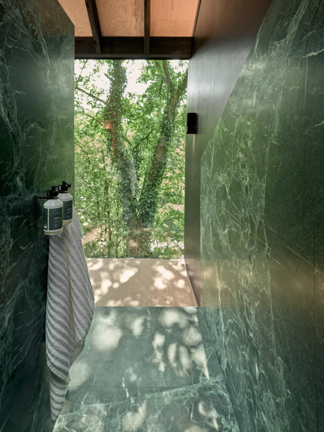 salle de bain marbre vert maison Ardennes Eagle par Hutstuf