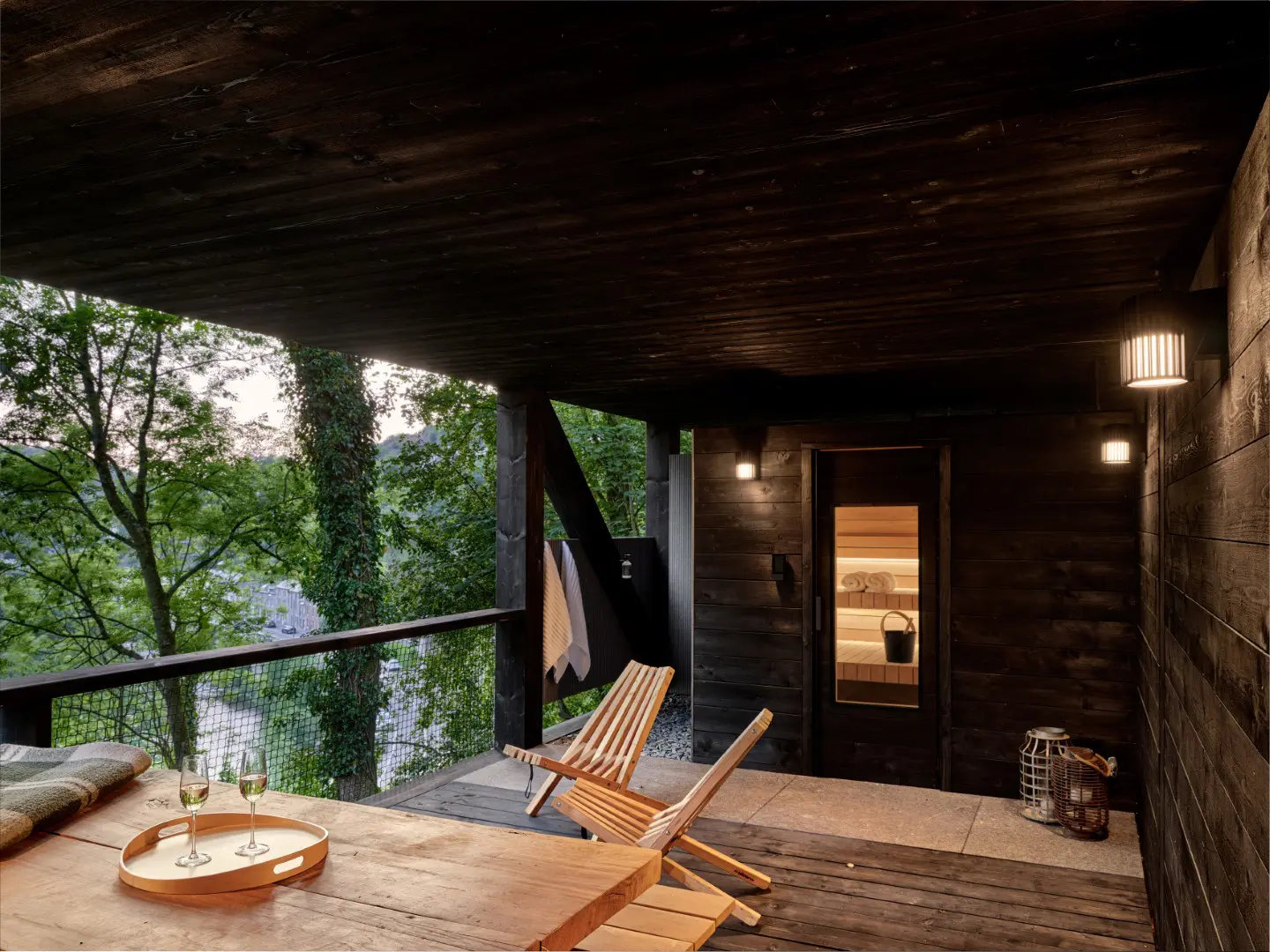 terrasse cabane en bois contemporaine dans la forêt des Ardennes Eagle par Hutstuf
