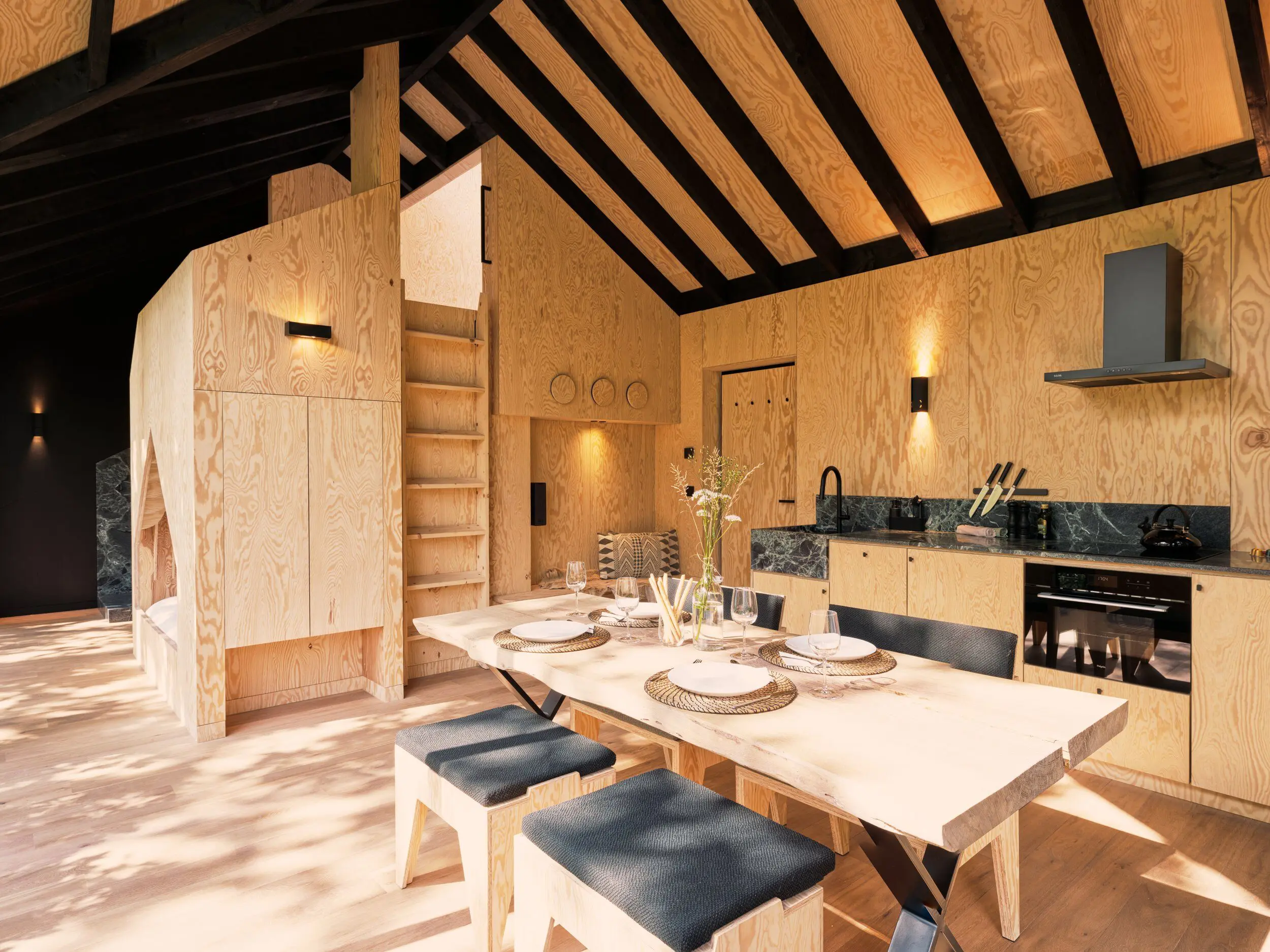 cuisine ouverte et salle à manger cabane en bois contemporaine dans la forêt des Ardennes Eagle par Hutstuf