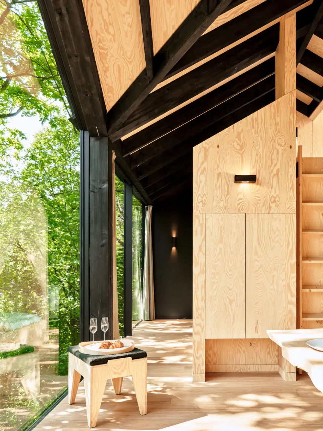 salle à manger cabane en bois contemporaine dans la forêt des Ardennes Eagle par Hutstuf