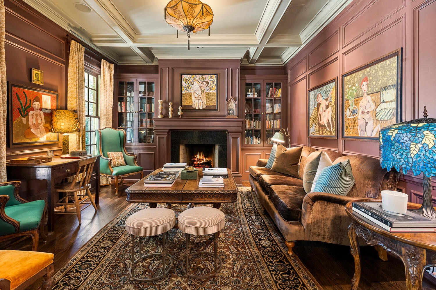 living room with fireplace Josh Brolin living room with fireplace Josh Brolin 's house in Atlanta