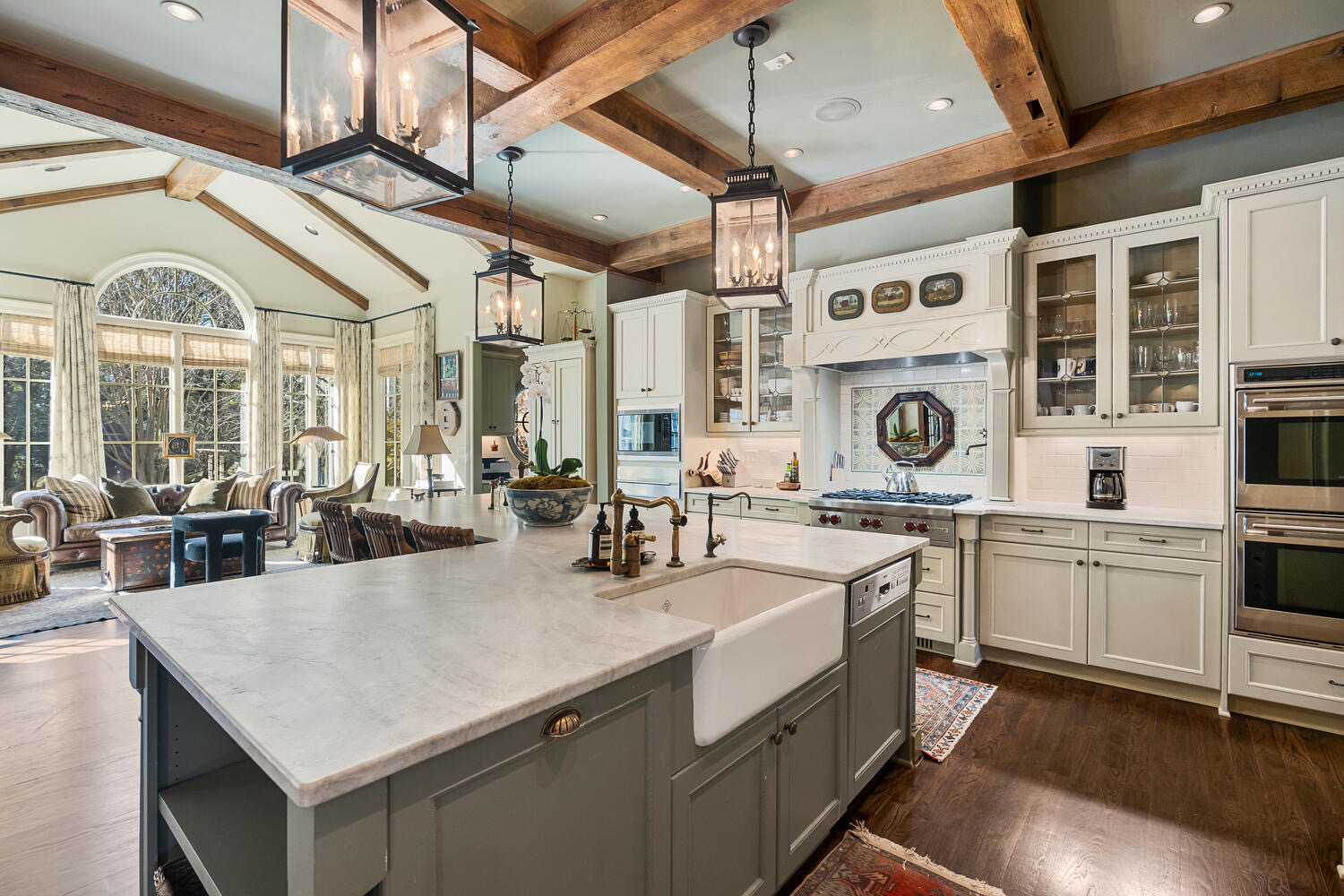 country style kitchen with beams Josh Brolin country style kitchen with beams Josh Brolin 's house in Atlanta