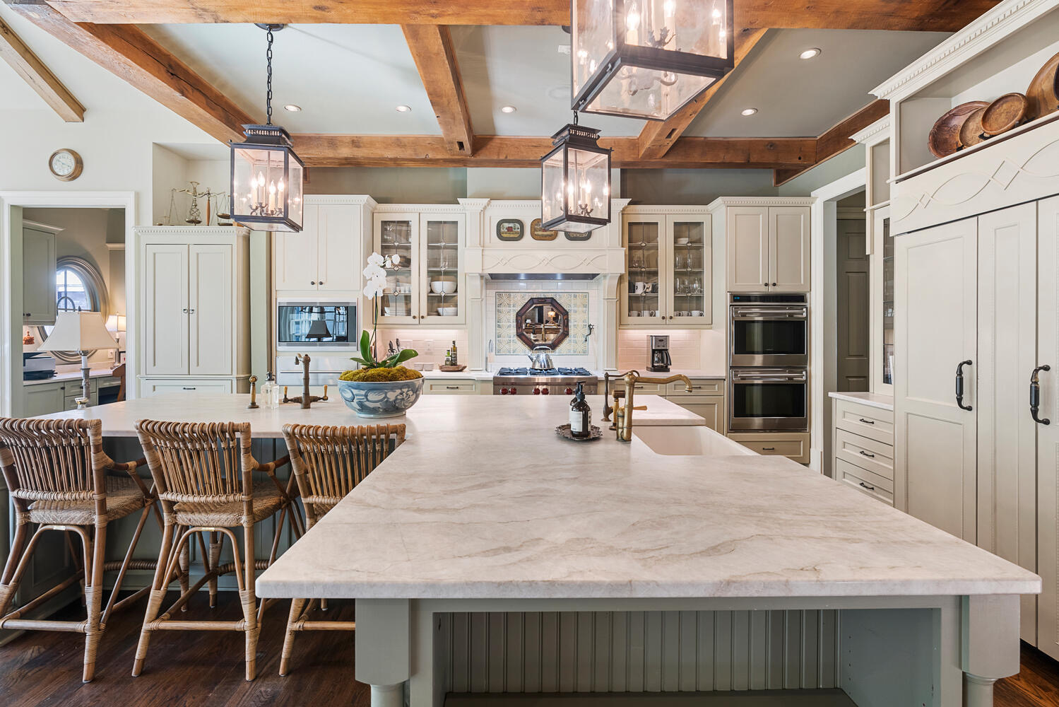 country style kitchen with beams Josh Brolin country style kitchen with beams Josh Brolin 's house in Atlanta